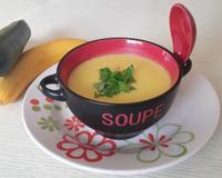 C'est la saison des courgettes ! Vous en avez beaucoup dans votre potager ? Voici un délicieux velouté et en plus allégé !
