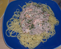C'est un plat de spaghettis agrémentés d'une sauce à la crème, au thon et aux crevettes parseméé de ciboulette ciselée.