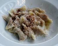 Les cjarsons sont un plat typique de la Carnia, une zone du nord-est de l'Italie qui se trouve dans la région du Frioul. Ils ressemblent à des ravioles mais, aucune de…