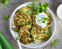 Ces croustillantes galettes de courgettes et leur sauce au yaourt vont sauver votre repas du soir