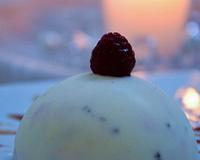 Un dôme glacé à la mousse de framboises.