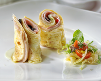 Omelette roulée au jambon et au fromage