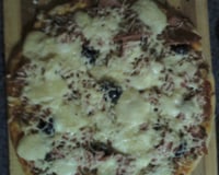 Pizza chorizo et poivrons aux trois couleurs