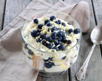 Petit détour en Angleterre avec ce pas à pas de Trifle myrtilles et citron. Une recette simple et gourmande à décliner selon ses envies. 