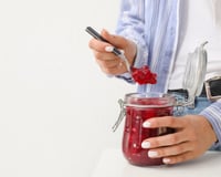 Moisissures dans la confiture : faut-il jeter le pot pour éviter les risques ?