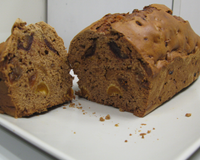 Délicieux cake aux fruits secs et aux épices, à déguster avec un thé de Noël ou un tchaï.