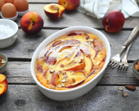 Vos pêches sont (trop) mûres ? Ne les jetez surtout pas, ce clafoutis moelleux aux amandes va les sublimer !