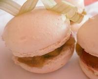 Un macaron fourré d'une compotée de rhubarbe et d'une tranche fine de fraise fraiche.La saveur acidulée de la rhubarbe s'associe à merveille…