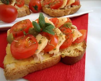 Tartines au thon, tomates cerises et basilic