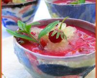 Une petite soupe de fraises bien fraîche pour un dessert bien de saison servi dans de jolis bols de céramiste de Brigitte Pénicaud. Cette soupe de…
