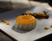 Une panna cotta réalisée avec une gelée d'agrumes, accompagnée de curd, de tranches de kumquats et limequats.