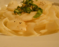 Tagliatelles de céleri rave au parmesan et à l'huile de truffe