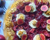 Tarte fine compotée de figues fraîches oignons rouges chèvre et noix