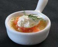 Crème onctueuse agrémentée de dés de saumon fumé, fromage frais et aneth.