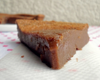 Dans le livre il est écrit que ce gâteau est fondant, dense et fort en goût de caramel grâce à l'emploi de chocolat au lait. Vous pouvez utiliser du chocolat noir, mais…