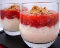 Aujourd'hui je vous présente un dessert frais et savoureux. Du riz au lait parfumé à la vanille, surmonté d'une couche de fraises un peu acidulées le tout parsemé de…