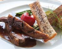 Magret de canard, servi avec une sauce à l'orange, des suprêmes d'orange et du riz blanc. Un classique !