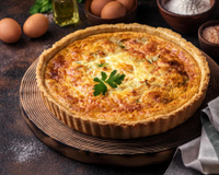 Économique et généreuse, cette recette toute simple de tarte au gruyère est idéale pour un repas gourmand