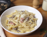 Pâtes aux champignons à la crème et aux lardons