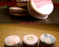 Macarons décorés de Pâques à la framboise et au chocolat blanc