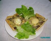 Pizza à base de viande hachée, de lait de coco, de reblochon et fromage de chèvre