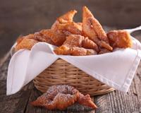 Ces petites douceurs ressemblent à des beignets, en forme de losange. Elles sont traditionnellement servies le jour de Mardi Gras, mais rien ne vous empêche…