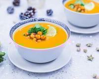 Velouté de patate douce, pois chiche et coriandre