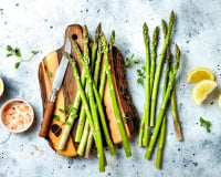 “Je vais vous montrer comment on fait cuire des asperges vertes” : le chef Éric Frechon nous dévoile sa méthode !