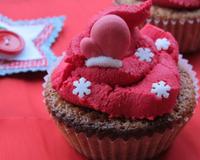 Ce cupcake est ulra fondant et savoureux avec la framboise. Le topping rouge et les décors en pâte à sucre sont idéals pour Noël.