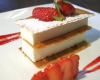 Feuilleté à la pâte filo, croustillant à la mousse au chocolat blanc, gariguettes et coulis de fruits rouges.