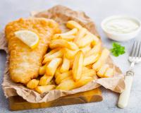 Cyril Lignac dévoile son astuce pour faire un délicieux fish & chips anglais avec une belle panure croustillante