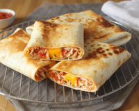 Wrap grillé au poulet et au fromage