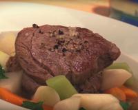 Un pavé de boeuf tendre et savoureux avec son bouillon et ses légumes croquants, un délice.