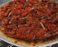 Tarte Tatin aux tomates cerises caramélisées, parfumée au parmesan et au basilic. Recette assez facile à faire et originale.
