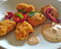 Beignets de chèvre, sauce poivrons