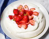 La pavlova : meringue, crème fouettée et fraises