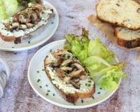 Tartines au fromage frais et champignons