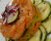 Tartare de saumon frais sur lit de carottes et courgettes