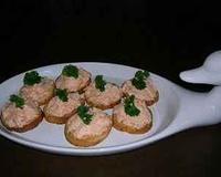 Cette version moderne des rillettes classiques est faite avec un mélange de saumon frais et de saumon fumé.