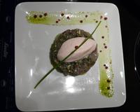 Entrée fraîche et parfumée on trouve le croquant des noisettes et des amendes et un parfum extraordinaire du combawa.