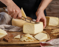 Couteaux à fromage : pourquoi la présence de trous n'est absolument pas un détail esthétique