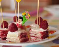 Des mini-sandwichs tout doux qui vous rappelleront le moelleux des goûters d'enfance, avec les confitures de vos grands-mères...Une recette réalisée par Pascale du blog…