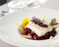 Dos de cabillaud de Norvège grillé servi avec des haricots rouges à la sauce tomate légèrement pimentée.