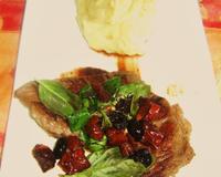 Une pièce de boeuf dorée et saignante au coeur parfumé et aux saveurs du sud avec des olives, des tomates séchées et du…