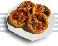Fond de pâte feuilletée garni de poivrons. roquefort et pignons