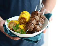 Brochettes de boulettes et maïs caramélisés