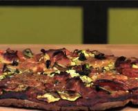 Une pizza bien plus saine qu'une pizza ordinaire; sans gluten !! A garnir selon les légumes de saison...