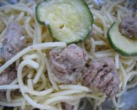 Beaucoup d'effet pour une préparation très facile: le roquefort vient apporter un petit grain de folie dans une assiette de pâtes, steack haché et courgettes.