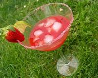 Un petit cooktail a la fraise mélé à du rhum et du citron vert!