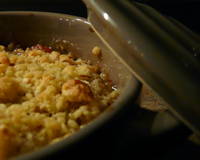 Voici une cocotte aux morceaux de quetsch et aux airelles, dans un savoureux jus au sirop d'érable et recouverts d'une pâte croustillante aux amandes...